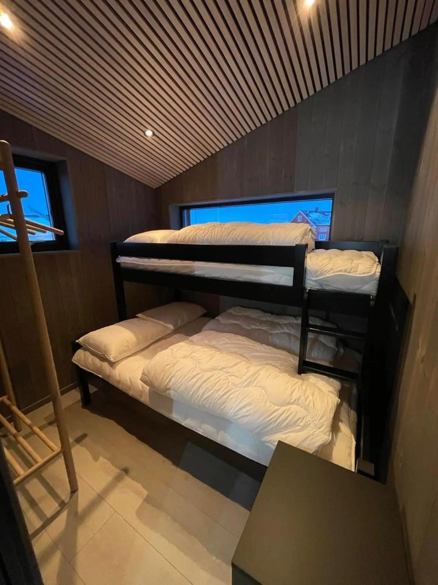 Stilren Leilighet I Henningsvaer Bagian luar foto